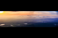 Vue aérienne de Coucher de soleil sur le brouillard hivernal des monts Haardt à le quartier Speyerdorf in Neustadt an der Weinstraße dans le département Rhénanie-Palatinat, Allemagne