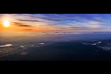 Vue aérienne de Coucher de soleil sur le brouillard hivernal des monts Haardt à le quartier Speyerdorf in Neustadt an der Weinstraße dans le département Rhénanie-Palatinat, Allemagne