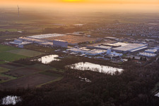 Vue aérienne de Parc industriel d'Interpark vu du nord-est par une soirée d'hiver brumeuse à Offenbach an der Queich dans le département Rhénanie-Palatinat, Allemagne