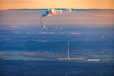 Vue aérienne de Centrale thermique à vapeur du port rhénane Karlsruhe vue d'Offenbach par une soirée d'hiver brumeuse à le quartier Daxlanden in Karlsruhe dans le département Bade-Wurtemberg, Allemagne