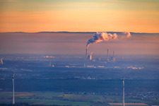 Vue aérienne de Centrale thermique à vapeur du port rhénane Karlsruhe vue d'Offenbach par une soirée d'hiver brumeuse à le quartier Daxlanden in Karlsruhe dans le département Bade-Wurtemberg, Allemagne