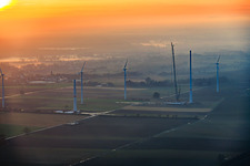 Vue aérienne de Coucher de soleil pendant le renouvellement du parc éolien Minfeld. JUWI remplace quatre anciennes turbines (GE 1.5) de 2004 par deux nouvelles turbines Vestas V162 modernes, chacune d'une capacité de six MW. à Minfeld dans le département Rhénanie-Palatinat, Allemagne