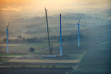 Vue aérienne de Coucher de soleil pendant le renouvellement du parc éolien Minfeld. JUWI remplace quatre anciennes turbines (GE 1.5) de 2004 par deux nouvelles turbines Vestas V162 modernes, chacune d'une capacité de six MW. à Minfeld dans le département Rhénanie-Palatinat, Allemagne
