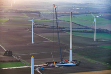 Vue aérienne de Grue géante pour la modernisation du parc éolien Minfeld. JUWI remplace quatre anciennes turbines (GE 1.5) de 2004 par deux nouvelles turbines Vestas V162 modernes, chacune d'une puissance de six MW. à Minfeld dans le département Rhénanie-Palatinat, Allemagne