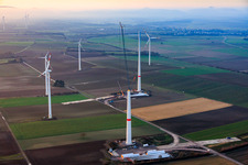 Photographie aérienne de Grue géante pour la modernisation du parc éolien Minfeld. JUWI remplace quatre anciennes turbines (GE 1.5) de 2004 par deux nouvelles turbines Vestas V162 modernes, chacune d'une puissance de six MW. à Minfeld dans le département Rhénanie-Palatinat, Allemagne