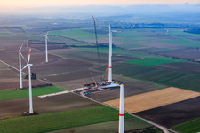 Grue géante pour la modernisation du parc éolien Minfeld. JUWI remplace quatre anciennes turbines (GE 1.5) de 2004 par deux nouvelles turbines Vestas V162 modernes, chacune d'une puissance de six MW. à Minfeld dans le département Rhénanie-Palatinat, Allemagne d'en haut