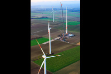 Grue géante pour la modernisation du parc éolien Minfeld. JUWI remplace quatre anciennes turbines (GE 1.5) de 2004 par deux nouvelles turbines Vestas V162 modernes, chacune d'une puissance de six MW. à Minfeld dans le département Rhénanie-Palatinat, Allemagne hors des airs