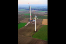 Grue géante pour la modernisation du parc éolien Minfeld. JUWI remplace quatre anciennes turbines (GE 1.5) de 2004 par deux nouvelles turbines Vestas V162 modernes, chacune d'une puissance de six MW. à Minfeld dans le département Rhénanie-Palatinat, Allemagne vue d'en haut