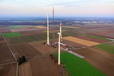Grue géante pour la modernisation du parc éolien Minfeld. JUWI remplace quatre anciennes turbines (GE 1.5) de 2004 par deux nouvelles turbines Vestas V162 modernes, chacune d'une puissance de six MW. à Minfeld dans le département Rhénanie-Palatinat, Allemagne depuis l'avion