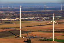 Grue géante pour la modernisation du parc éolien Minfeld. JUWI remplace quatre anciennes turbines (GE 1.5) de 2004 par deux nouvelles turbines Vestas V162 modernes, chacune d'une puissance de six MW. à Minfeld dans le département Rhénanie-Palatinat, Allemagne vue du ciel