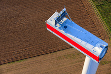 Vue aérienne de Modernisation du parc éolien Minfeld. JUWI remplace quatre anciennes turbines (GE 1.5) de 2004 par deux nouvelles turbines Vestas V162 modernes, chacune d'une capacité de six MW. à Minfeld dans le département Rhénanie-Palatinat, Allemagne