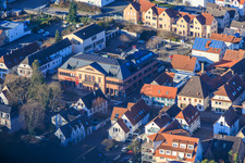 Vue aérienne de Hôtel de ville, bureau des citoyens et caisse d'épargne Südpfalz à Wörth am Rhein dans le département Rhénanie-Palatinat, Allemagne