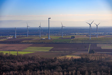 Vue oblique de Modernisation du parc éolien Minfeld. JUWI remplace quatre anciennes turbines (GE 1.5) de 2004 par deux nouvelles turbines Vestas V162 modernes, chacune d'une capacité de six MW. à Minfeld dans le département Rhénanie-Palatinat, Allemagne