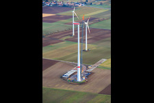 Vue aérienne de Modernisation du parc éolien de Minfeld. JUWI remplace quatre turbines plus anciennes (GE 1.5) datant de 2004 par deux nouvelles turbines modernes Vestas V162, d'une capacité de six MW chacune. à Kandel dans le département Rhénanie-Palatinat, Allemagne