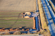 Photographie aérienne de Site de construction de Vulcan Energy pour une usine d'extraction de lithium et d'énergie géothermique sur la piste cyclable entre Herxheim et Landau à Landau in der Pfalz dans le département Rhénanie-Palatinat, Allemagne