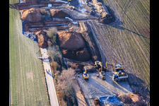 Vue aérienne de Site de construction de Vulcan Energy pour une usine d'extraction de lithium et d'énergie géothermique sur la piste cyclable et l'ancienne voie ferrée entre Herxheim et Landau à Landau in der Pfalz dans le département Rhénanie-Palatinat, Allemagne