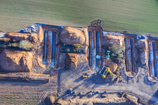 Photographie aérienne de Site de construction de Vulcan Energy pour une usine d'extraction de lithium et d'énergie géothermique sur la piste cyclable et l'ancienne voie ferrée entre Herxheim et Landau à Landau in der Pfalz dans le département Rhénanie-Palatinat, Allemagne