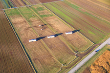Photographie aérienne de Poulailler mobile pour œufs de poules élevées en plein air et distributeurs automatiques d'œufs ouverts 24h/24 à Buschhof à Offenbach an der Queich dans le département Rhénanie-Palatinat, Allemagne