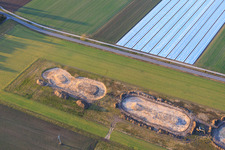 Vue aérienne de Travaux visant à améliorer les zones de compensation biotopique pour la relocalisation du vanneau huppé suite au projet Woindpark sur Maxstraße à Hatzenbühl dans le département Rhénanie-Palatinat, Allemagne