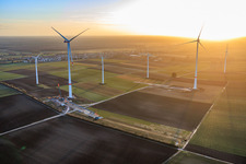 Photographie aérienne de Modernisation du parc éolien de Minfeld. JUWI remplace quatre turbines plus anciennes (GE 1.5) datant de 2004 par deux nouvelles turbines modernes Vestas V162, d'une capacité de six MW chacune. à Kandel dans le département Rhénanie-Palatinat, Allemagne