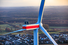Modernisation du parc éolien de Minfeld. JUWI remplace quatre turbines plus anciennes (GE 1.5) datant de 2004 par deux nouvelles turbines modernes Vestas V162, d'une capacité de six MW chacune. à Kandel dans le département Rhénanie-Palatinat, Allemagne d'en haut