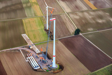Modernisation du parc éolien de Minfeld. JUWI remplace quatre turbines plus anciennes (GE 1.5) datant de 2004 par deux nouvelles turbines modernes Vestas V162, d'une capacité de six MW chacune. à Kandel dans le département Rhénanie-Palatinat, Allemagne hors des airs