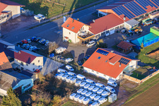 Vue aérienne de Fourgons Sprinter du groupe Z&Y Logistics à Ottersheim bei Landau dans le département Rhénanie-Palatinat, Allemagne