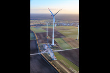 Modernisation du parc éolien de Minfeld. JUWI remplace quatre turbines plus anciennes (GE 1.5) datant de 2004 par deux nouvelles turbines modernes Vestas V162, d'une capacité de six MW chacune. à Kandel dans le département Rhénanie-Palatinat, Allemagne depuis l'avion
