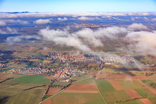 Vue aérienne de Vue de la ville depuis le sud sous les nuages à le quartier Mühlhofen in Billigheim-Ingenheim dans le département Rhénanie-Palatinat, Allemagne