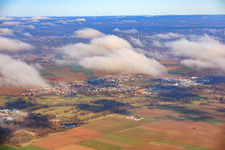 Vue aérienne de Vue de la ville depuis le sud-ouest sous les nuages à Rohrbach dans le département Rhénanie-Palatinat, Allemagne