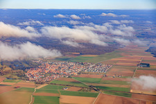 Vue aérienne de Vue de la ville depuis l'ouest sous les nuages à Steinweiler dans le département Rhénanie-Palatinat, Allemagne