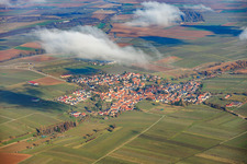 Vue aérienne de Vue de la ville depuis le sud-ouest sous les nuages à Impflingen dans le département Rhénanie-Palatinat, Allemagne