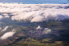 Vue aérienne de Vue de la ville depuis l'est, sous les nuages à Göcklingen dans le département Rhénanie-Palatinat, Allemagne