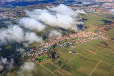 Vue aérienne de Vue de la ville depuis le sud-ouest sous les nuages à le quartier Wollmesheim in Landau in der Pfalz dans le département Rhénanie-Palatinat, Allemagne