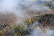 Vue aérienne de Orensfels avec une manche à air dans les nuages à Frankweiler dans le département Rhénanie-Palatinat, Allemagne