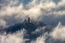 Vue aérienne de Ruines du château de Scharfenberg à Wolken à Leinsweiler dans le département Rhénanie-Palatinat, Allemagne