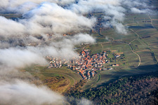 Vue aérienne de Village viticole sous les nuages de l'ouest à Birkweiler dans le département Rhénanie-Palatinat, Allemagne