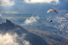 Vue aérienne de Château de Trifels avec un parapentiste dans les nuages à Annweiler am Trifels dans le département Rhénanie-Palatinat, Allemagne