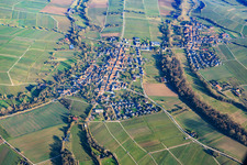Vue aérienne de Vue du village depuis le nord-ouest à le quartier Heuchelheim in Heuchelheim-Klingen dans le département Rhénanie-Palatinat, Allemagne