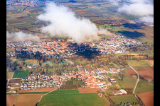 Vue aérienne de Vue de la ville depuis le sud sous les nuages à le quartier Billigheim in Billigheim-Ingenheim dans le département Rhénanie-Palatinat, Allemagne