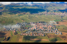 Vue aérienne de Vue de la ville depuis le sud sous les nuages à le quartier Mörzheim in Landau in der Pfalz dans le département Rhénanie-Palatinat, Allemagne
