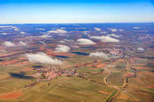 Vue aérienne de Vue de la ville depuis l'ouest sous les nuages à Insheim dans le département Rhénanie-Palatinat, Allemagne