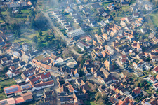 Vue aérienne de Route des vins et église Saint-Quintinus à Siebeldingen dans le département Rhénanie-Palatinat, Allemagne