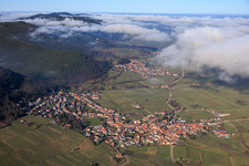 Vue aérienne de Village viticole sous les nuages du sud à Frankweiler dans le département Rhénanie-Palatinat, Allemagne