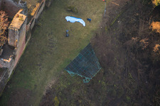 Vue aérienne de Des pilotes de parapente se préparent au décollage sur la rampe de deltaplane située sous le château de Madenburg. à Eschbach dans le département Rhénanie-Palatinat, Allemagne