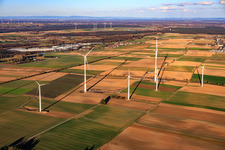 Modernisation du parc éolien Minfeld. JUWI remplace quatre anciennes turbines (GE 1.5) de 2004 par deux nouvelles turbines Vestas V162 modernes, chacune d'une capacité de six MW. à Minfeld dans le département Rhénanie-Palatinat, Allemagne d'en haut
