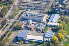 Démolition de l'ancien hôtel de ville Offenbach an der Queich entre la caserne de pompiers, la crèche municipale Queichhüpfer et le nouvel hôtel de ville à Offenbach an der Queich dans le département Rhénanie-Palatinat, Allemagne