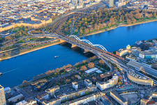 Rhin avec le pont Konrad Adenauer et la Berliner Platz à le quartier Innenstadt in Mannheim dans le département Bade-Wurtemberg, Allemagne