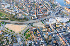 Site de la future Helmut-Kohl-Allee sur le terrain de l'ancien Rathaus Center, qui a été démoli jusqu'à ses fondations, situé sur la Hochstraße Nord (B44) qui sera encore démolie. à le quartier Mitte in Ludwigshafen am Rhein dans le département Rhénanie-Palatinat, Allemagne
