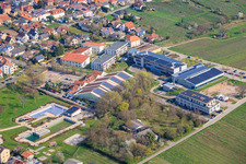 Parc sportif Maikammer avec salle de sport Kalmit et Gebrüder-Ullrich-Realschule plus à Maikammer dans le département Rhénanie-Palatinat, Allemagne